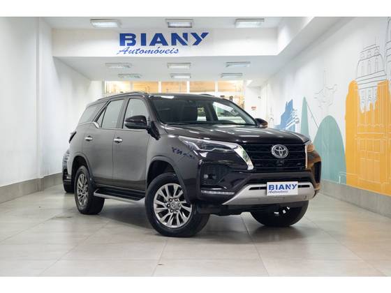 TOYOTA HILUX SW4 2.8 D-4D TURBO DIESEL SRX 7L 4X4 AUTOMÁTICO TOYOTA HILUX SW4 2.8 D-4D TURBO DIESEL SRX 7L 4X4 AUTOMÁTICO